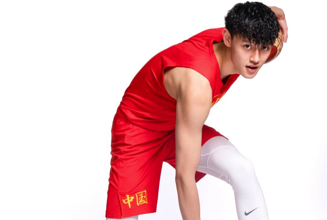 包含澳门男篮锋线实力雄厚，冲击年度总冠军的词条