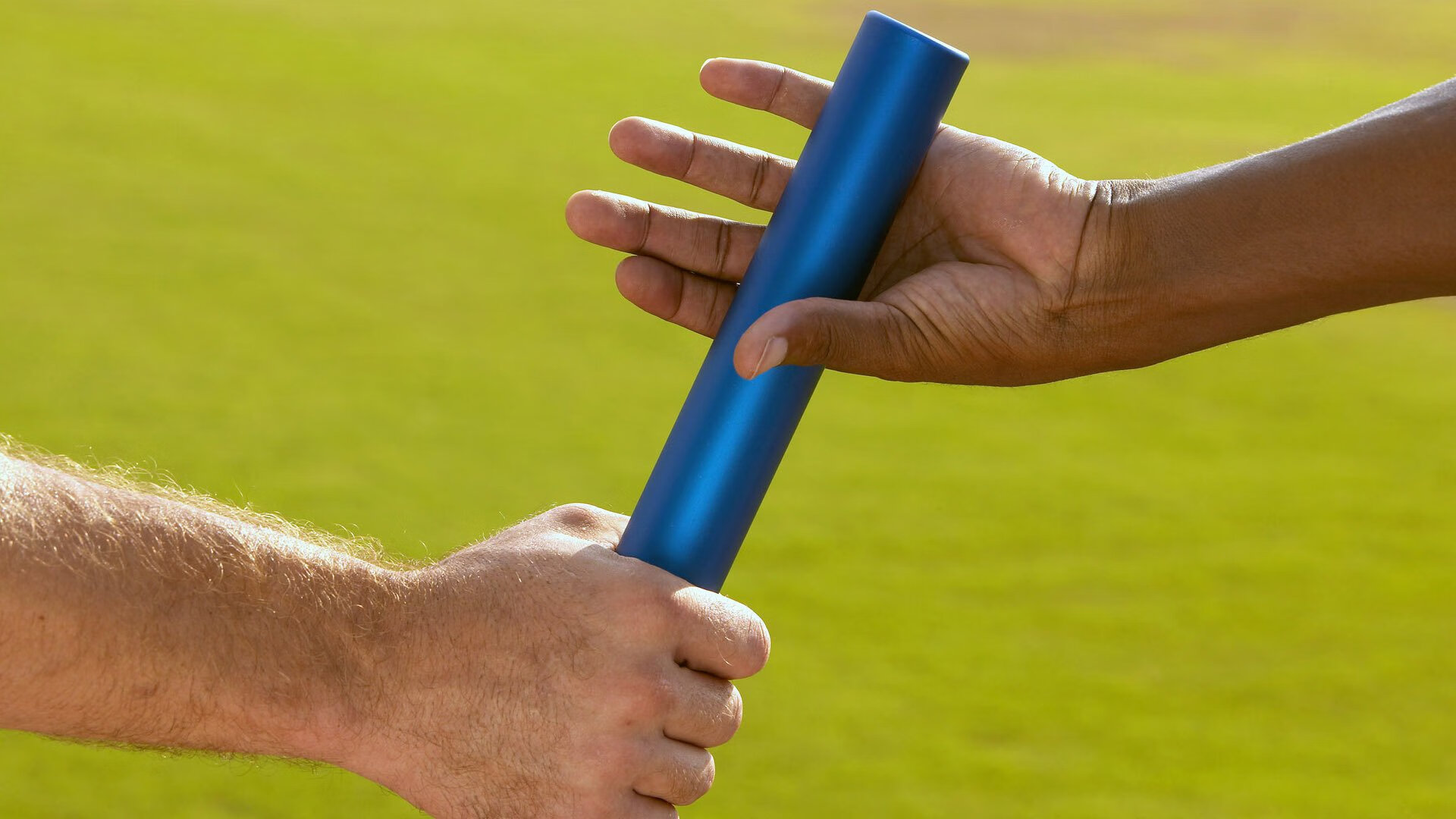 赛道上的心跳时刻，拉塞尔关键制胜，迈凯伦绝杀阿斯顿马丁